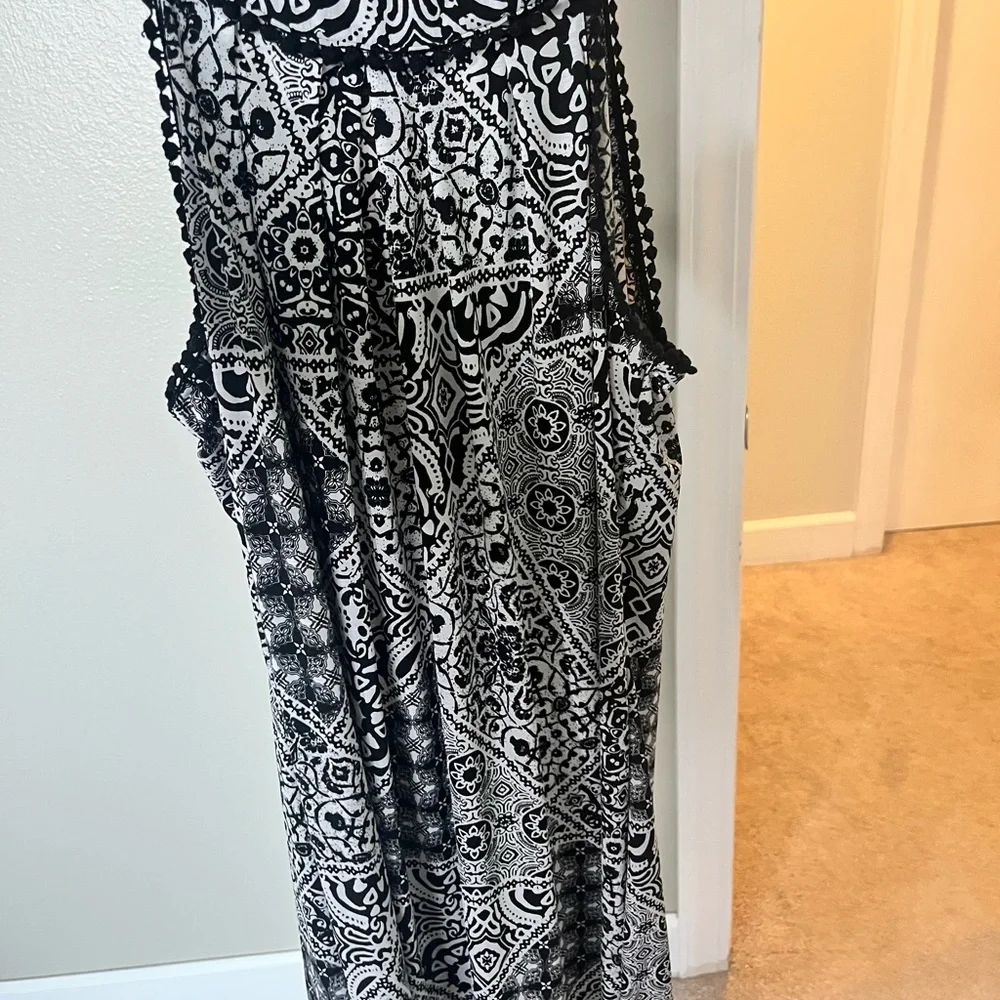 Black and White Patterned Dress - Picture 3 of 9